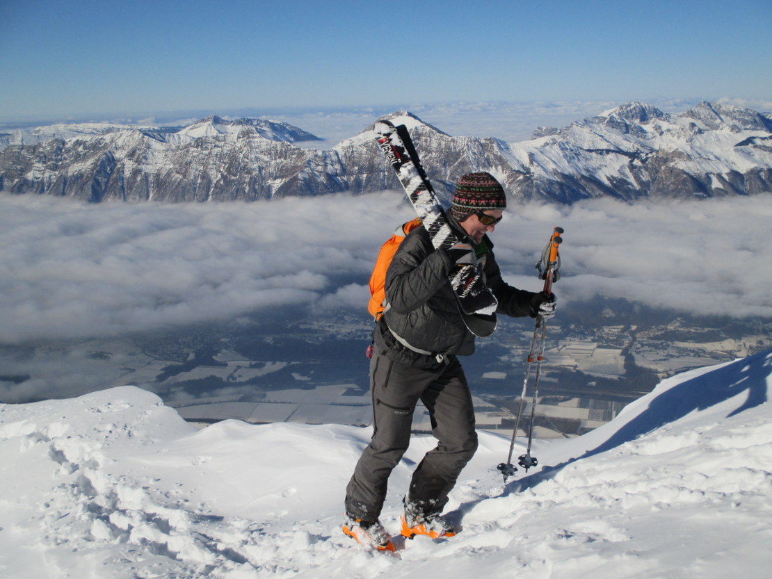 Gd Arc : Christophe sur fond de versant Est des Bauges.