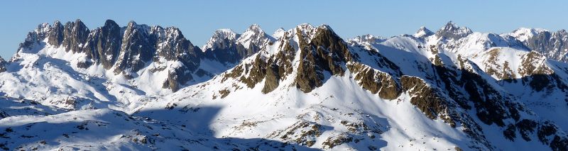 Côté N-E : Aiguilles d'Argentières et sommets de Belledonne Sud