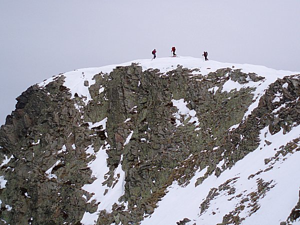 #5 sur une pointe à droite du col : y sur une pointe à droite du col : y'en a même 1 qui est à skis, c'est un dur, un tatoué.