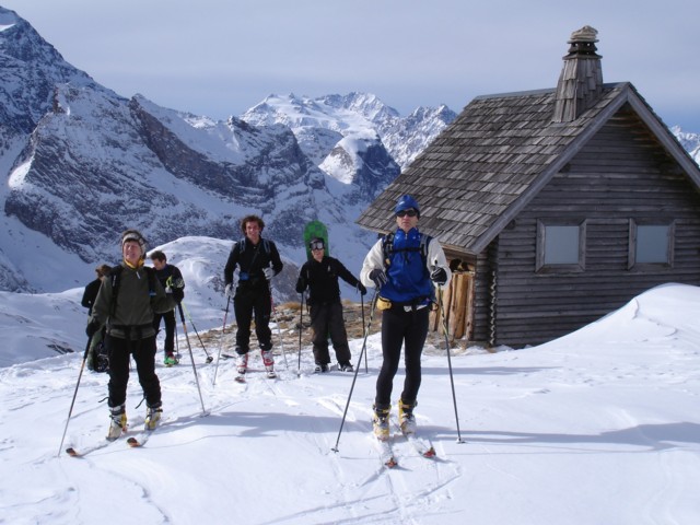 Le chalet des gardes (2431 m) : Pause devant le chalet des gardes avec en arrière plan Péclet-Polset et le glacier de Gébroulaz