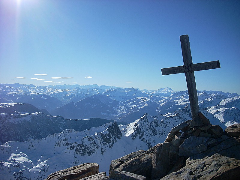 Sommet du Grand Mont : A choisir entre les antennes et les panneaux solaires et la croix, j'ai choisi de prendre en photo la croix