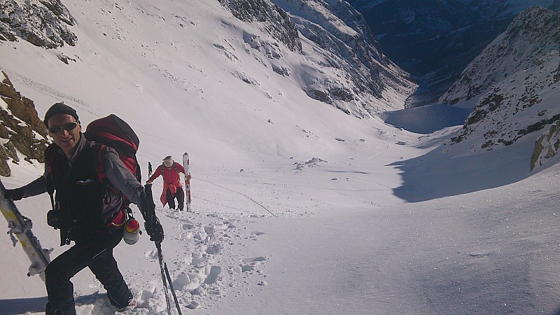 Col du Gleysin : Arrivée après un court déchaussage. Moms tout sourire avant une pause repas bien méritée au col avant de gagner le frigo du Puy gris.