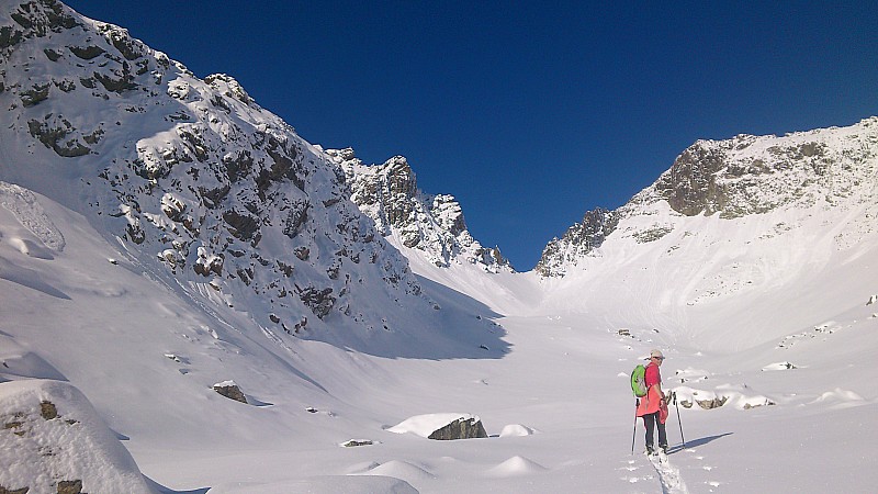 Col du Gleysin : Le col est en vue, il fait déjà chaud au soleil.