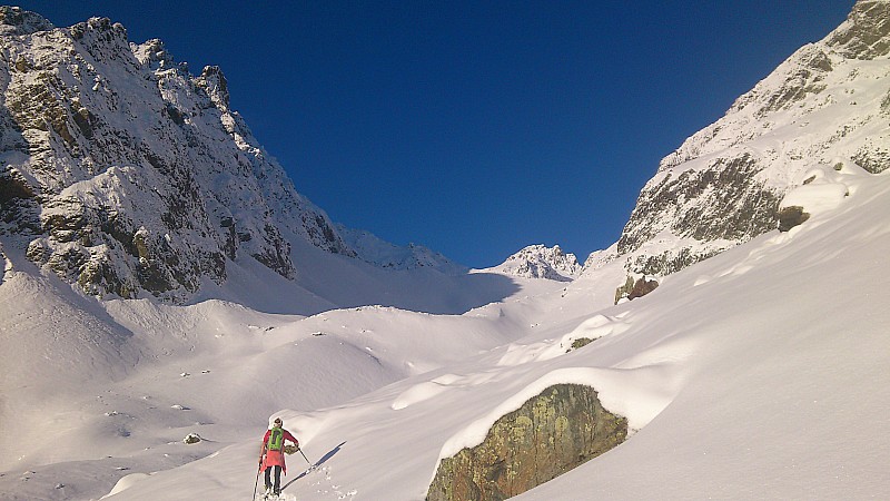 Col du Gleysin : Notre pinpin à la trace dans ce premier col. La descente sera fort bonne hormis la dernière pente avant l'orselle.