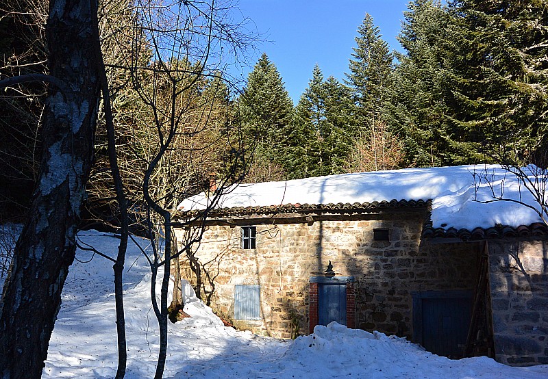 Les scies : Le piège à neige - belle bâtisse juste au dessus du hameau des Scies
