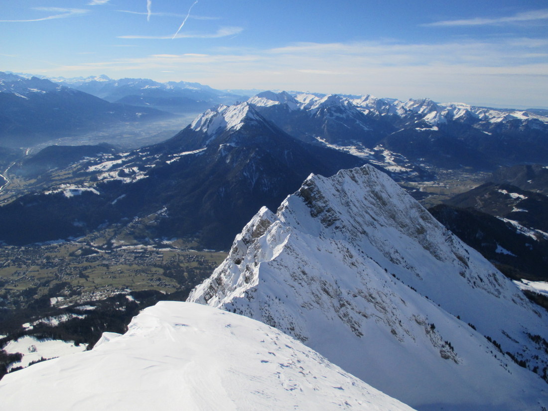 Mt Charvin : Aiguilles du Mont et les Bauges en ligne de mire.