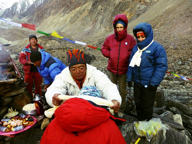 Puja : Effectuée par notre Sirdar Anaraj de bon matin, les T° sont négatives au CB...