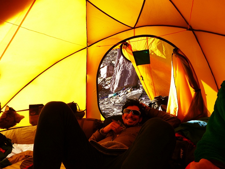#8 Tom, tout sourire, se repose à 5400m Tom, tout sourire, se repose à 5400m