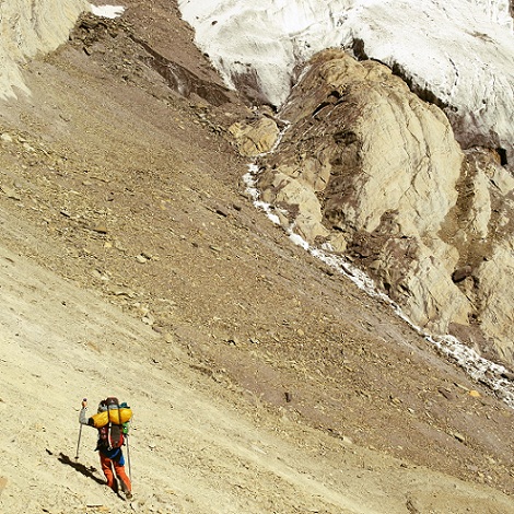 #6 Portage - pierrier : Jb et sa ration quotidienne de portage de 20Kg entre ABC et C1 - 5400m Portage - pierrier : Jb et sa ration quotidienne de portage de 20Kg entre ABC et C1 - 5400m