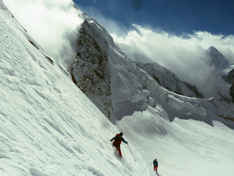 #20 bonne neige : Dans les nuages en face, le Saipal bonne neige : Dans les nuages en face, le Saipal