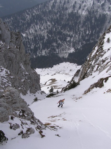 #2 Couloir W : Marika à la peine. Le couloir est peu rempli sur le bas, ne passe pas à ski Couloir W : Marika à la peine. Le couloir est peu rempli sur le bas, ne passe pas à ski