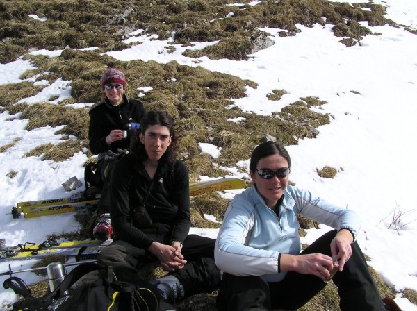 #1 Les 3 compères à la pause : Les filles se refont une santé sous le soleil Chartrousin avant la montée du couloir W Les 3 compères à la pause : Les filles se refont une santé sous le soleil Chartrousin avant la montée du couloir W