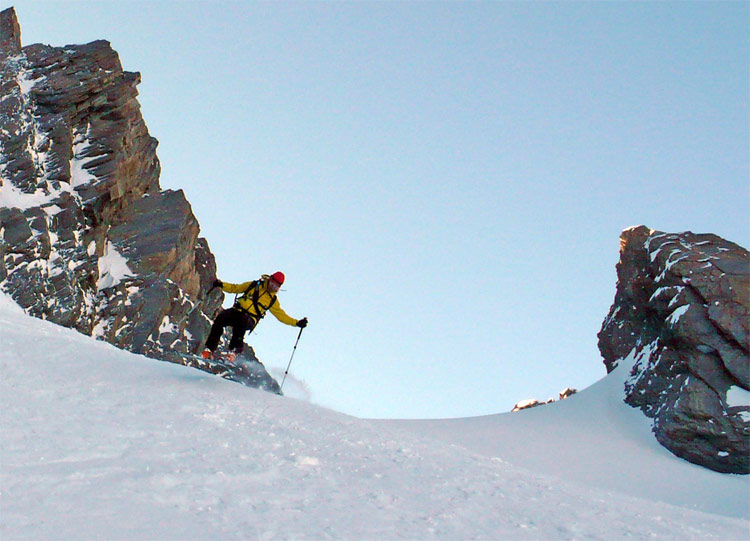 #8 Couloir NE : Pïerre se lache au pied du couloir. Couloir NE : Pïerre se lache au pied du couloir.