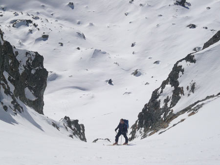 Couloir Sud Ouest : Remontée au grand Replomb. Notez la loyauté de Philippe qui garde sa polaire skitour en plein cagnard