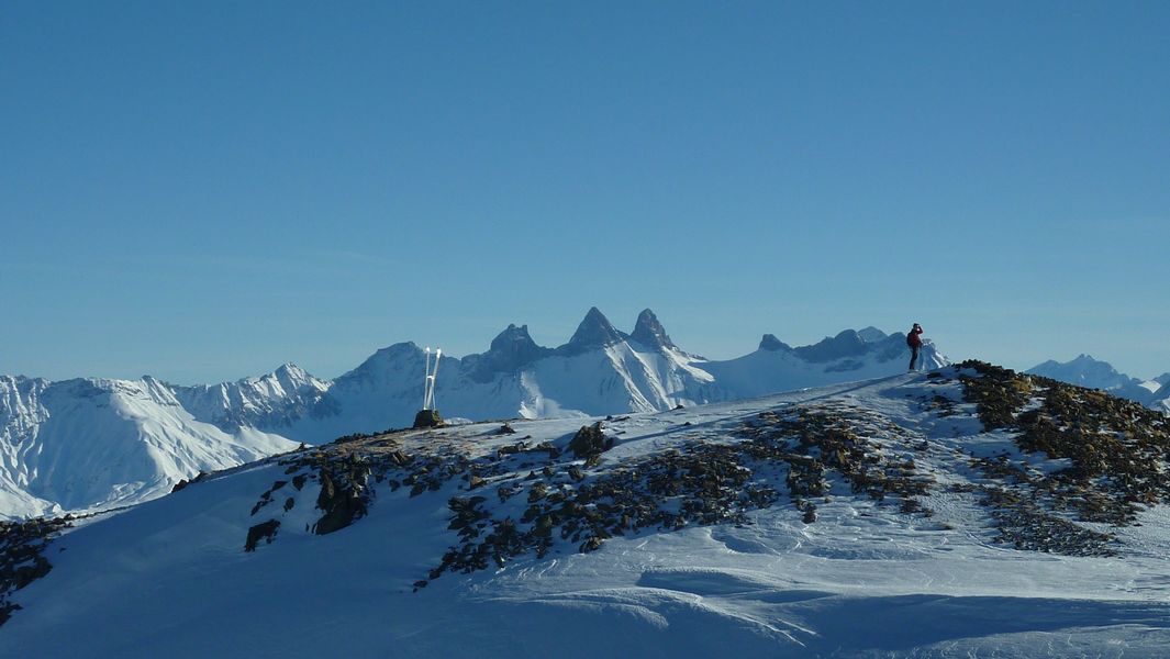 Sommet : Julien admire le paysage