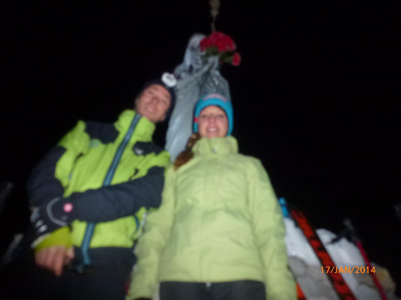Nocturne à la Pointe d'Andey : Seb et Laureen, au sommet. Trop de vent pour voler ce soir .