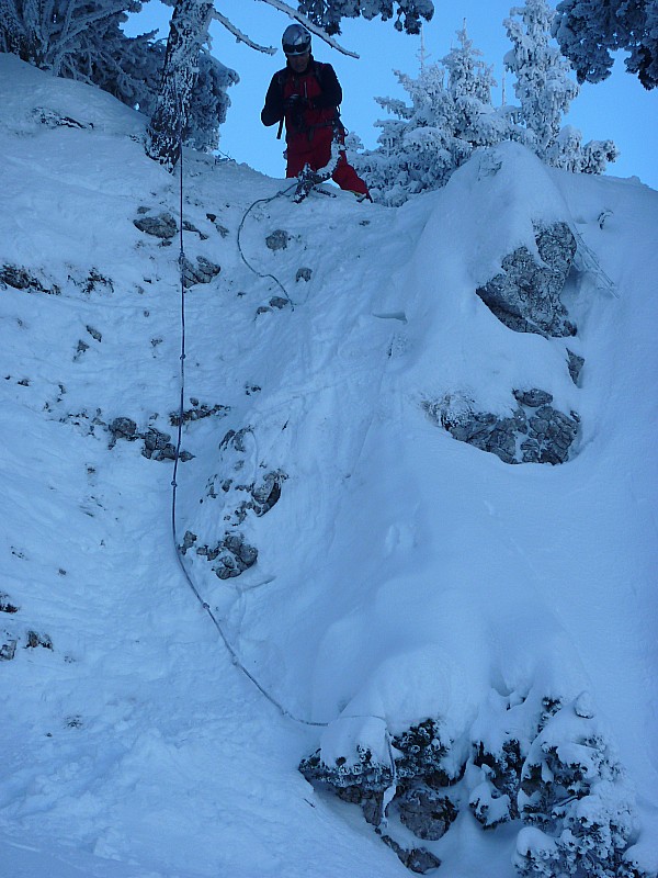 Corde à nœuds : Le mieux c'est de mettre les skis sur le sac, mais la corde accroche mieux que le câble du sommet et en plus il y a des nœuds!