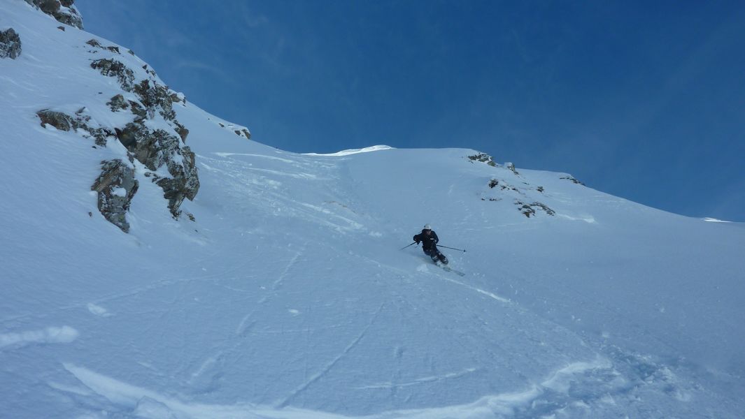 #9 Couloir NE pointe 2482 : Steph se lache Couloir NE pointe 2482 : Steph se lache