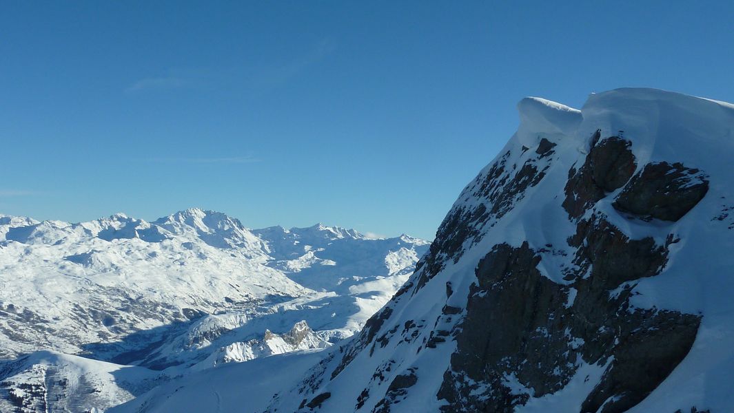 Entrée du couloir : de belles corniches en rive droite