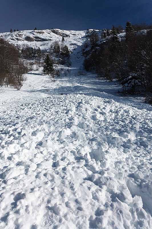 #5 La falaise du bas : Vue depuis la fin de l La falaise du bas : Vue depuis la fin de l'avalanche. Il valait mieux éviter de sauter cette barre...