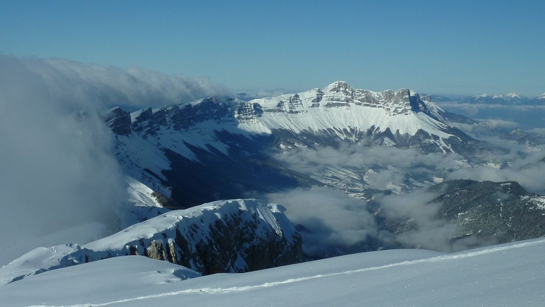 Barriere Est : les nuages attaquent les versants ouest