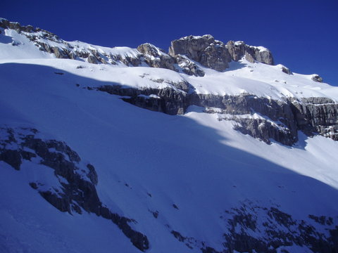 #6 Traversée sous le sommet : La traversée sous le sommet depuis le couloir. Plus que quelques efforts! Traversée sous le sommet : La traversée sous le sommet depuis le couloir. Plus que quelques efforts!
