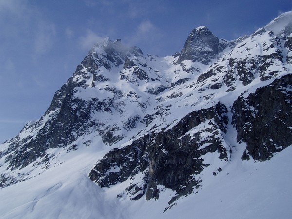 #1 Cornesde la Loriaz : l Cornesde la Loriaz : l'aiguille de la Loriaz à droite. Le couloir NE a l'air en condition.