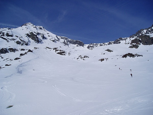 #2 Col et aiguille de la Terrasse : les premières pentes au-dessus du replat. Le col est au centre. Col et aiguille de la Terrasse : les premières pentes au-dessus du replat. Le col est au centre.