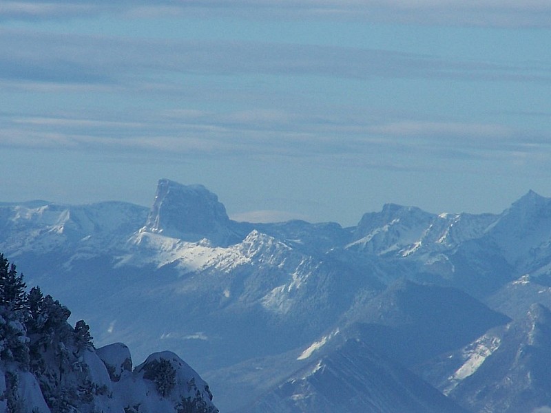 Roches Rousses-Petit Som : Le Mont Aiguille bien visible.