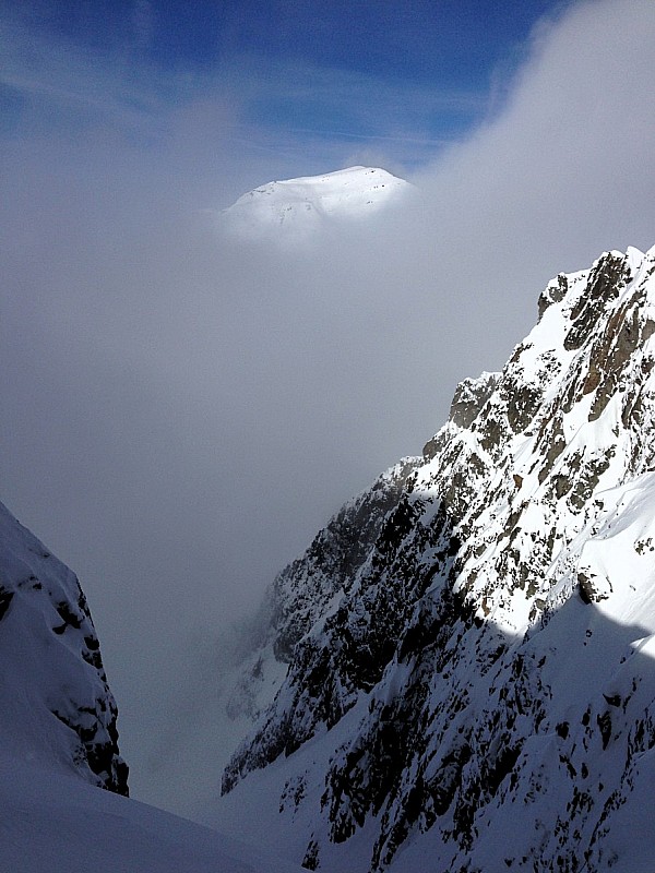 Vue du col : Le Buet dépasse des nuages du vallon de Bérard.