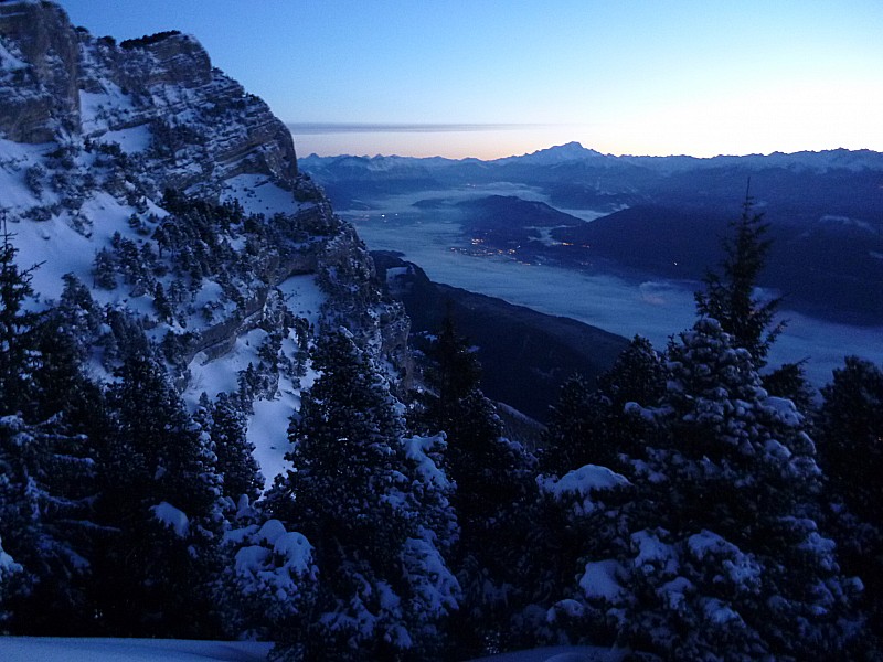 #1 aurores : en bas ils dorment encore aurores : en bas ils dorment encore