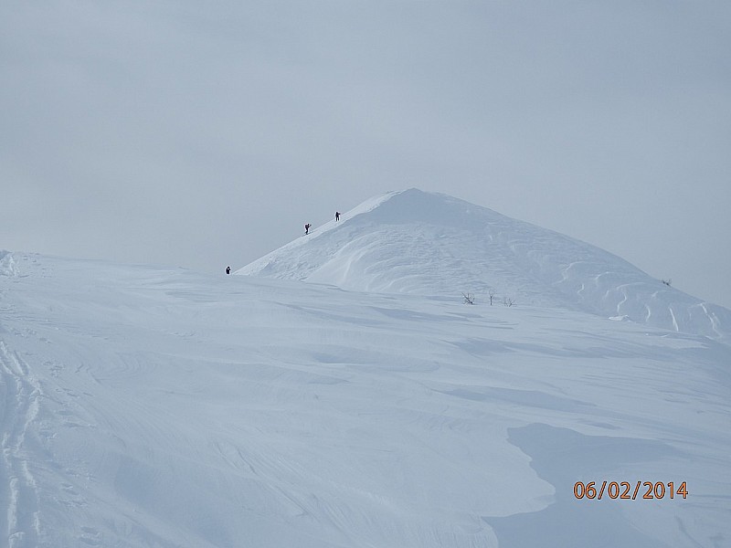 Le groupe de 3 skieurs ayant : tracé jusqu'au sommet