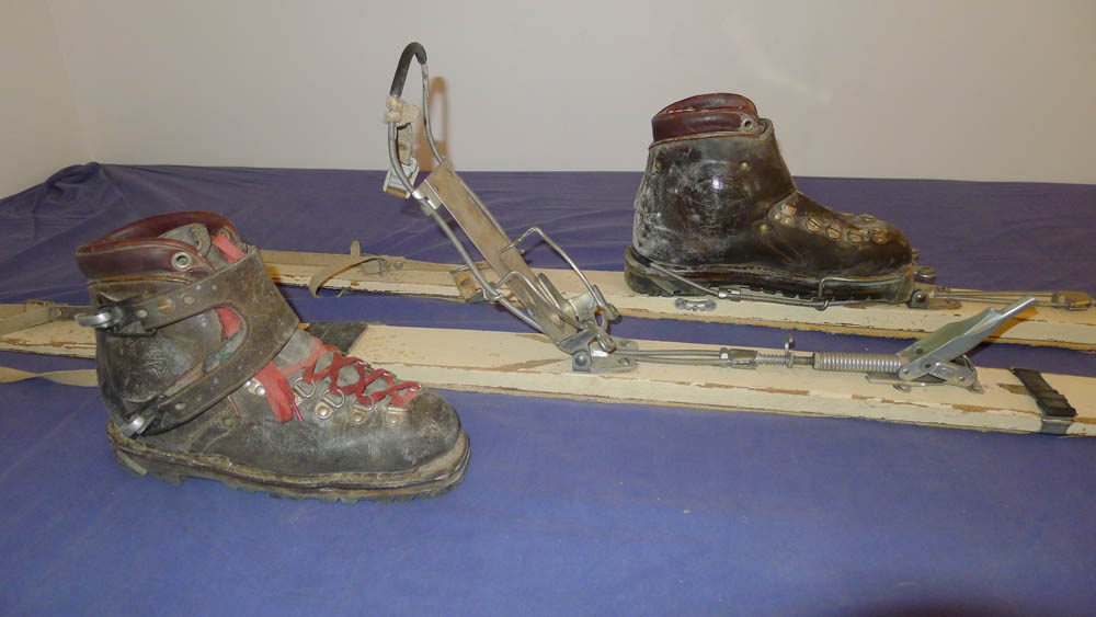 #9 Le matos de mes début : Sécurité torsion néant : c Le matos de mes début : Sécurité torsion néant : c'est le genou qui déchausse.
Je porte ces chaussures sur la photo au sommet des Rouies