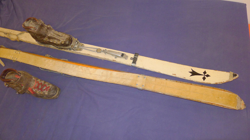 Déco Bretonne (maison) : Peaux à lanières, la peau est 20cm au-dessus du ski en traversée. Le problème avec les skis c'est qu'ils commençaient à vibrer au-dessus de 120km/h