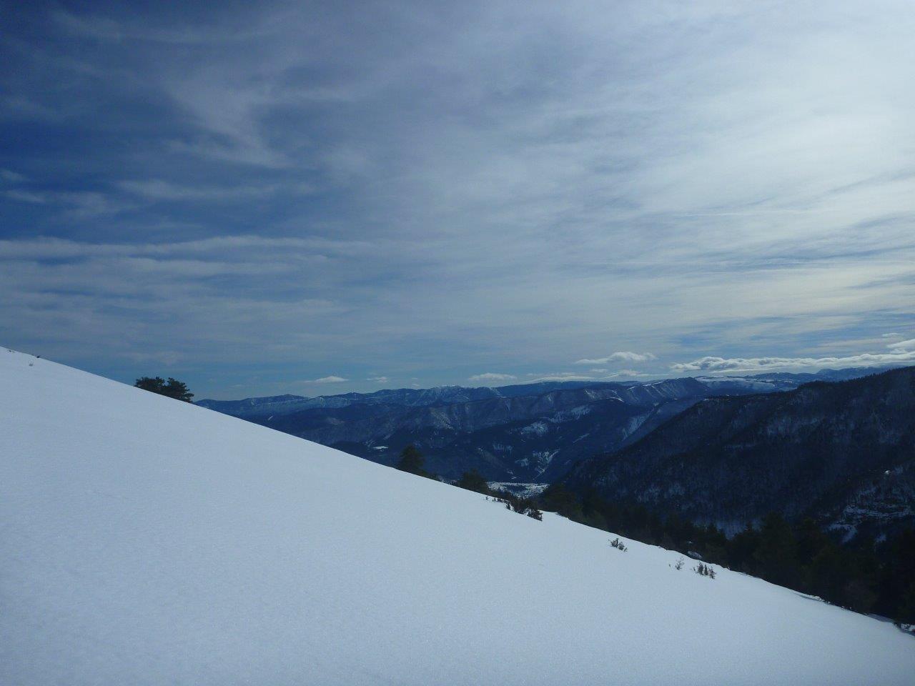 vue sur la vallée du var : de la belle neige à tracer à la descente!!