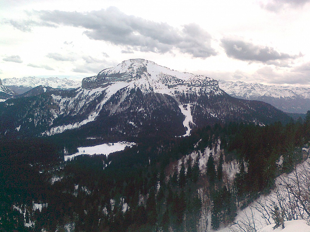 Chamechaude vue du Mt Fromage : Un peu trop noir, pas assez blanc...