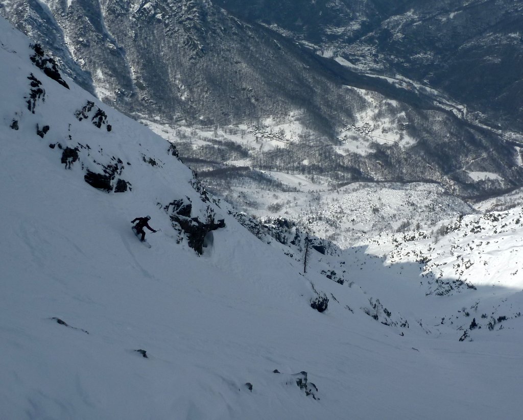 Civrari : Ale dans la descente, et de nouveau confirmation de la superiorite du snowboard sur le ski dans les neige un peu croute...