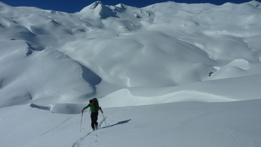 #3 Creux et bosse : pas une trace dans le secteur avec Dzonfié en arriere plan Creux et bosse : pas une trace dans le secteur avec Dzonfié en arriere plan