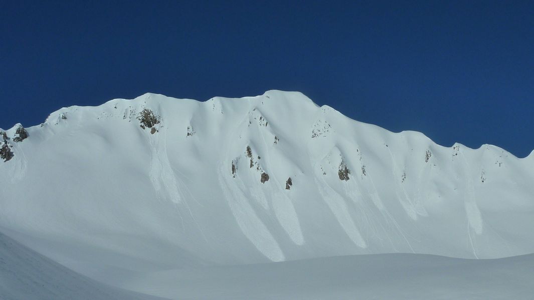 #5 Crêt du Rey : la face sud a purgé au niveau des rochers Crêt du Rey : la face sud a purgé au niveau des rochers