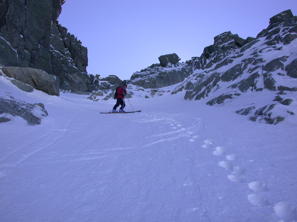 #5 Descente du couloir du Rotondu : Les 20 premiers mètres du couloir ne sont pas skiables mais après, c Descente du couloir du Rotondu : Les 20 premiers mètres du couloir ne sont pas skiables mais après, c'est tout bon.
