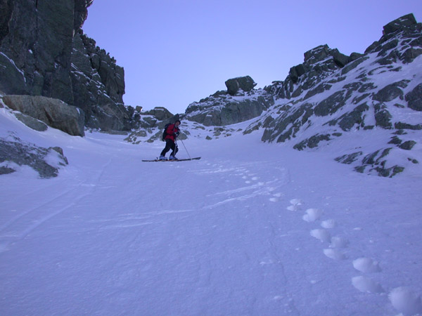 Descente du couloir du Rotondu : Les 20 premiers mètres du couloir ne sont pas skiables mais après, c'est tout bon.