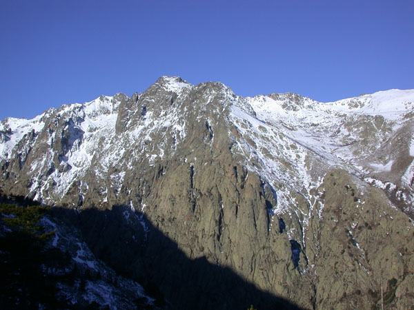 Cima San Gavino : Certains versants exposés au S sont très secs. Mais les couleurs sont jolies.