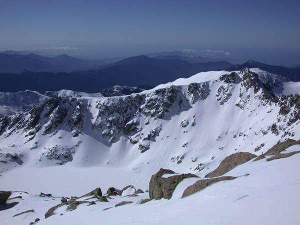 Versant E de la Maniccia : Depuis le Rotondu, les couloirs E de la Maniccia paraissent bien tentant. Mais le risque de plaque doit y être actuellement important (le vent d'W a fortement accumulé sur les pentes E)