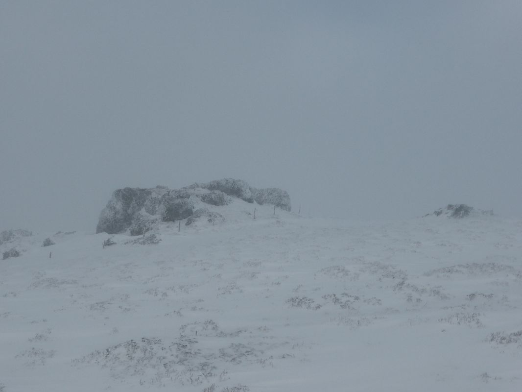 #2 Le sommet très venté : Les rochers caractéristiques du point culminant. Le sommet très venté : Les rochers caractéristiques du point culminant.