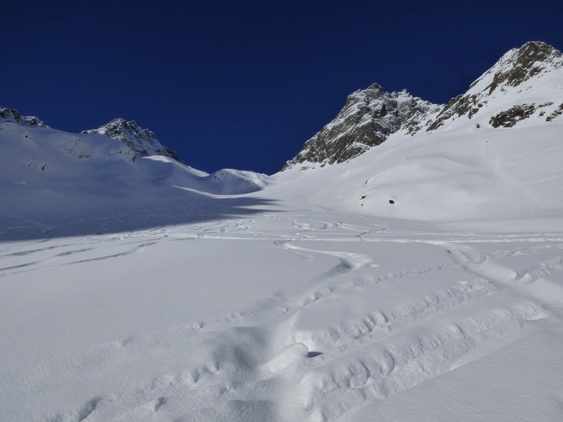 Rond point : Direction la Selle du Puy Gris, les traces de la veille disparaissent sous la neige de la nuit.