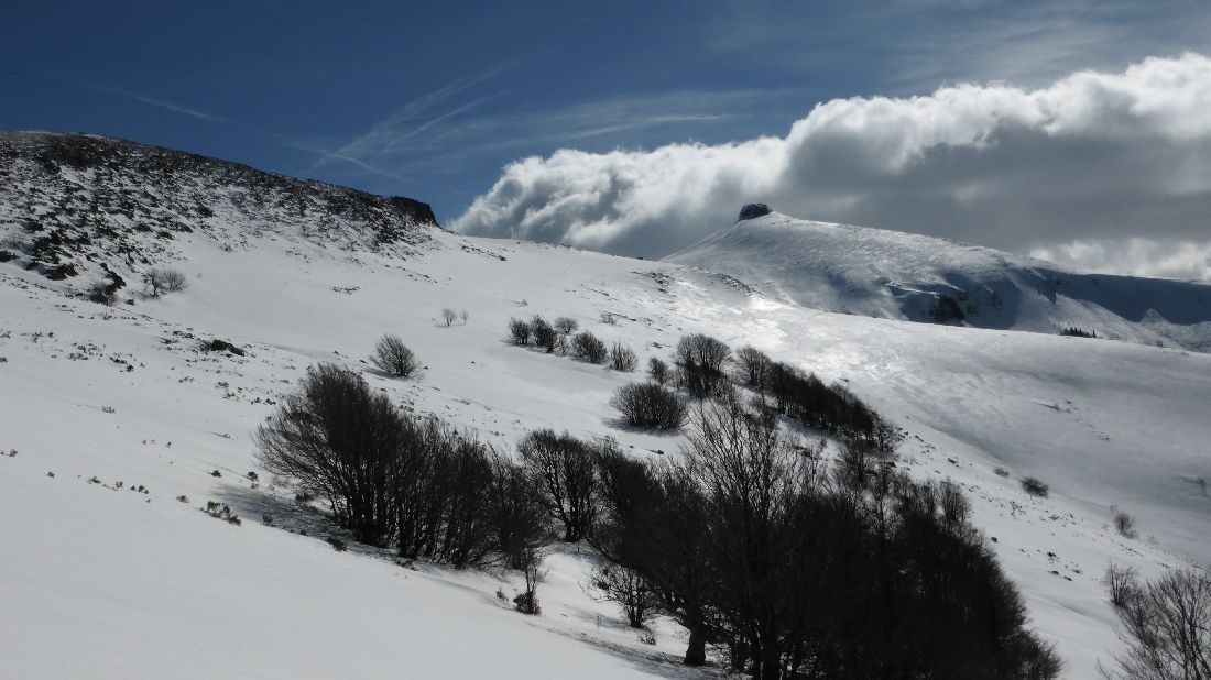 #9 Traversée sous La Batte : Le Puy de la Tourte dans la ligne de mire. Traversée sous La Batte : Le Puy de la Tourte dans la ligne de mire.
