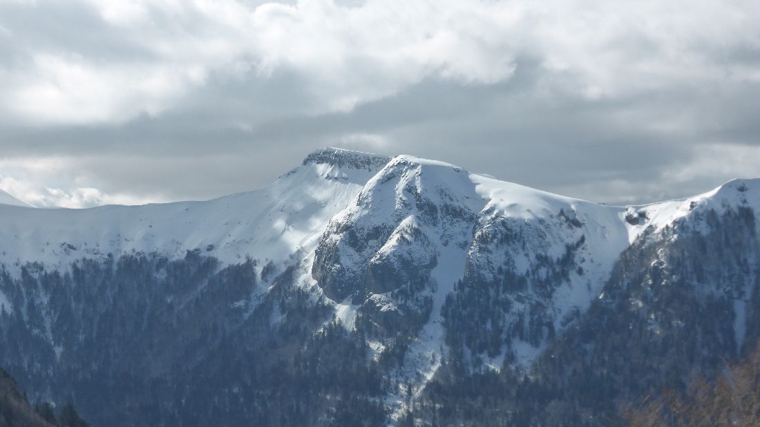 #8 Roc d Roc d'Hozières : Avis aux amateurs:de l'autre côté de la vallée, l'une des descentes la plus difficile du Cantal.