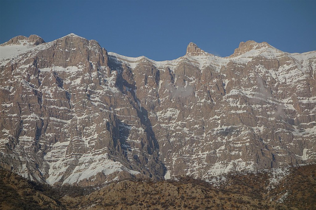 la paroi sud du Dena : vue juste au nord de Sisakht, 1000 à 1500 mètres de falaises sur plusieurs dizaines de kilomètres de long...