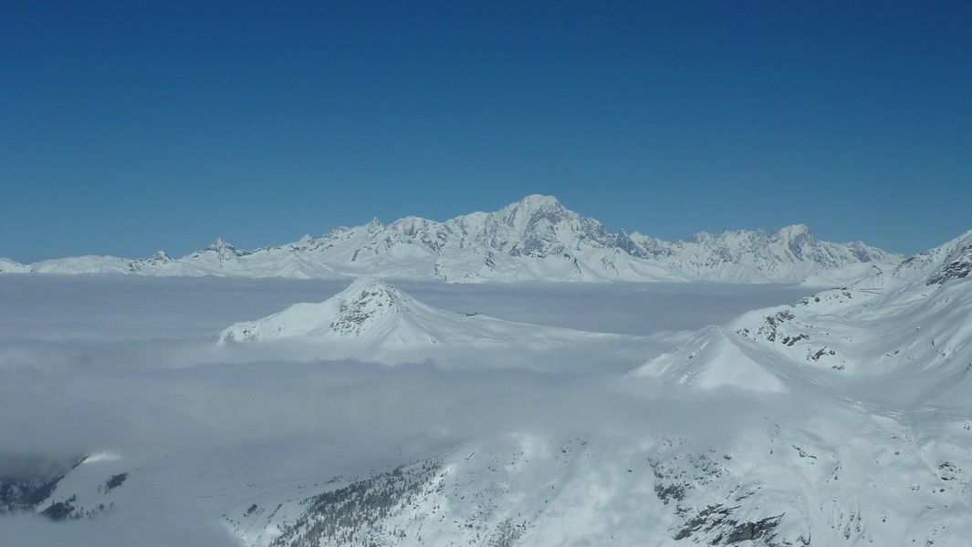 #3 Les hauts sommets surnagent : la mer de nuages est autour de 2500m Les hauts sommets surnagent : la mer de nuages est autour de 2500m