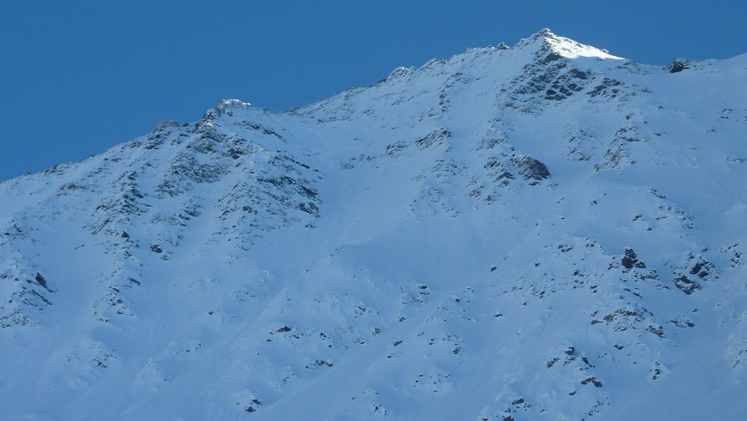 #23 La face du jour : un beau couloir de près de 800m La face du jour : un beau couloir de près de 800m
